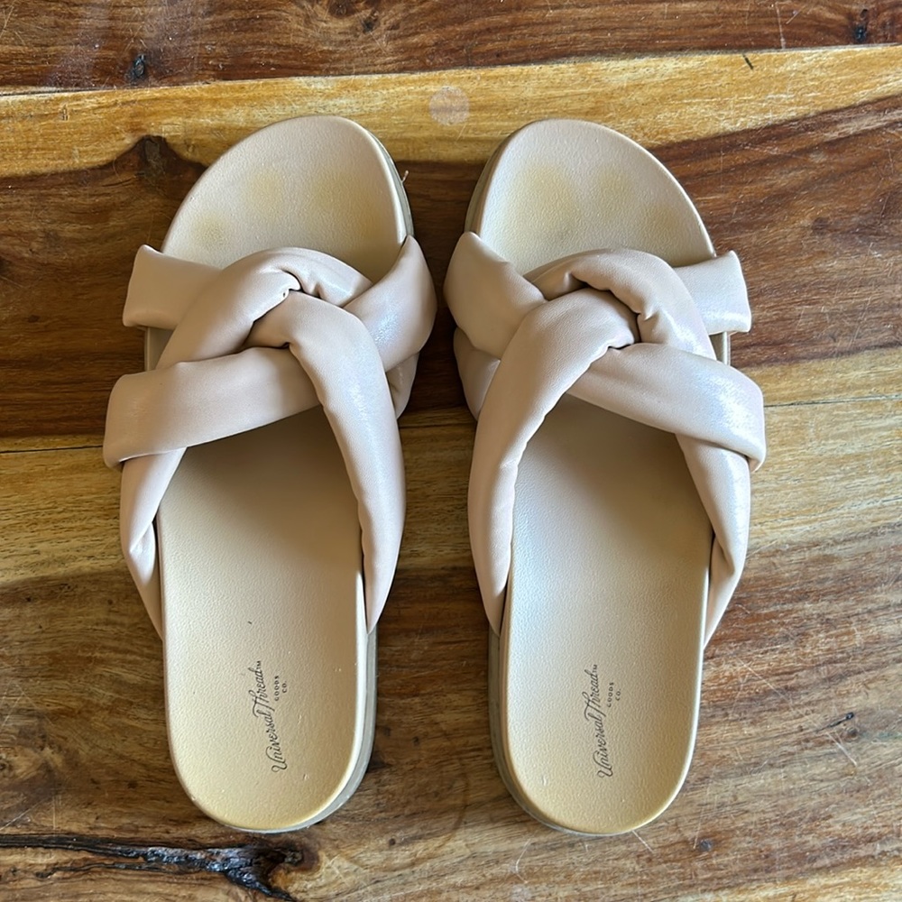 Universal thread sandals size 8
